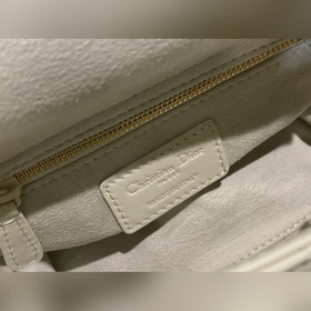Подлинный Lady Dior Lady Matte Белый жемчуг – это классика, кото