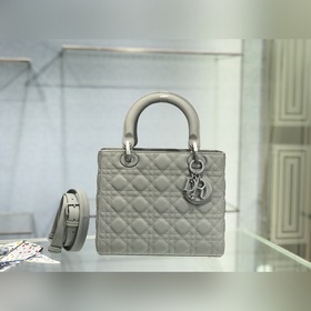 Подлинная сумка Lady Dior из матовой телячьей кожи с клапаном, ме