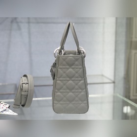 Подлинная сумка Lady Dior из матовой телячьей кожи с клапаном, ме
