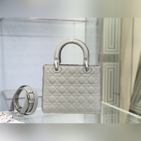 Подлинная сумка Lady Dior из матовой телячьей кожи с клапаном, ме