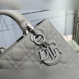 Подлинная сумка Lady Dior из матовой телячьей кожи с клапаном, ме