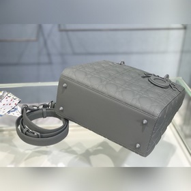 Подлинная сумка Lady Dior из матовой телячьей кожи с клапаном, ме