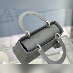 Подлинная сумка Lady Dior из матовой телячьей кожи с клапаном, ме