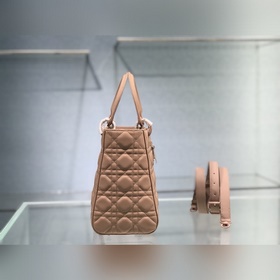 Подлинная сумка Lady Dior из матовой телячьей кожи с клапаном, ме