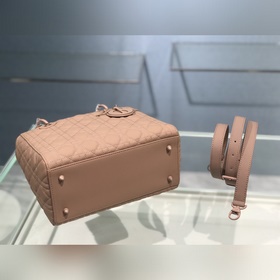 Подлинная сумка Lady Dior из матовой телячьей кожи с клапаном, ме