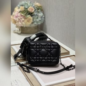 Подлинная сумка Dior Caro с цепочкой Изготовлена из черной кожи б
