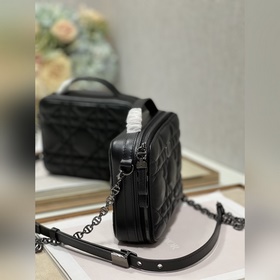 Подлинная сумка Dior Caro с цепочкой Изготовлена из черной кожи б