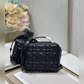 Подлинная сумка Dior Caro с цепочкой Изготовлена из черной кожи б