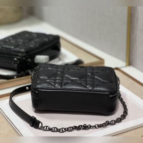 Подлинная сумка Dior Caro с цепочкой Изготовлена из черной кожи б
