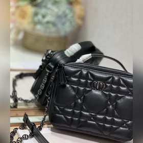 Подлинная сумка Dior Caro с цепочкой Изготовлена из черной кожи б