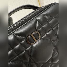 Подлинная сумка Dior Caro с цепочкой Изготовлена из черной кожи б
