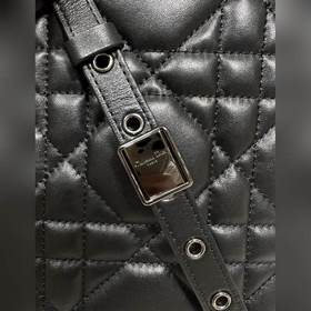 Подлинная сумка Dior Caro с цепочкой Изготовлена из черной кожи б
