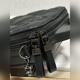 Подлинная сумка Dior Caro с цепочкой Изготовлена из черной кожи б