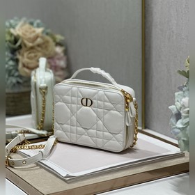 Подлинная сумка Dior Caro с цепочкой Изготовлена из молочно-белой