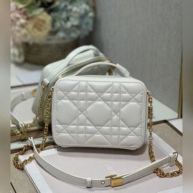 Подлинная сумка Dior Caro с цепочкой Изготовлена из молочно-белой
