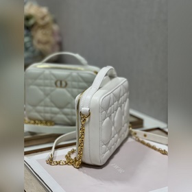 Подлинная сумка Dior Caro с цепочкой Изготовлена из молочно-белой