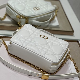 Подлинная сумка Dior Caro с цепочкой Изготовлена из молочно-белой