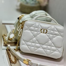Подлинная сумка Dior Caro с цепочкой Изготовлена из молочно-белой