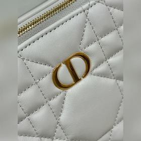 Подлинная сумка Dior Caro с цепочкой Изготовлена из молочно-белой
