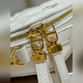 Подлинная сумка Dior Caro с цепочкой Изготовлена из молочно-белой