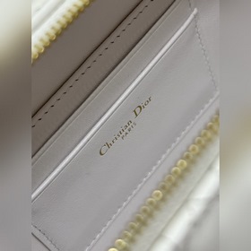 Подлинная сумка Dior Caro с цепочкой Изготовлена из молочно-белой