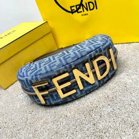 Сумка Fendigraphy Small Crescent. Современный дизайн с яркими дет