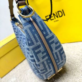 Сумка Fendigraphy Small Crescent. Современный дизайн с яркими дет