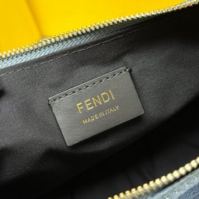 Сумка Fendigraphy Small Crescent. Современный дизайн с яркими дет