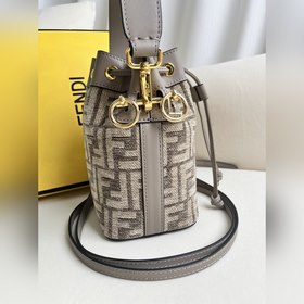 Голубой серый Mon Tresor Мини-сумка из светло-голубой кожи. Подро