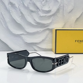 Fendi  МОДЕЛЬ： FE40120I РАЗМЕР： 56 19-140