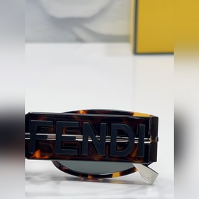 Fendi  МОДЕЛЬ： FE40120I РАЗМЕР： 56 19-140