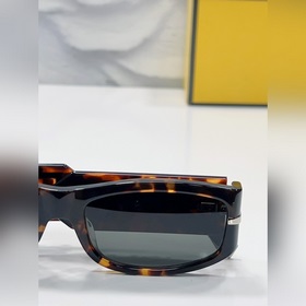 Fendi  МОДЕЛЬ： FE40120I РАЗМЕР： 56 19-140