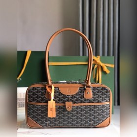 Подлинная сумка в стиле «французская багет», форма которой напоминает традиционн