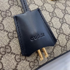 Новинка Средняя сумка через плечо из серии Padlock. Эта сумка чер