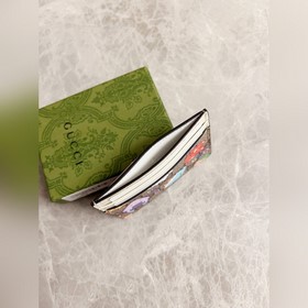 Новинка от Gucci! Карман для карт с камуфляжным рисунком. Изыскан