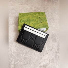 Новая серия блестящих мужских аксессуаров Gucci из черного каучук