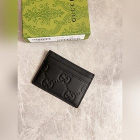 Новая серия блестящих мужских аксессуаров Gucci из черного каучук
