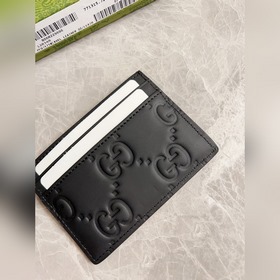 Новая серия блестящих мужских аксессуаров Gucci из черного каучук