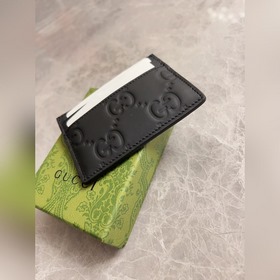 Новая серия блестящих мужских аксессуаров Gucci из черного каучук