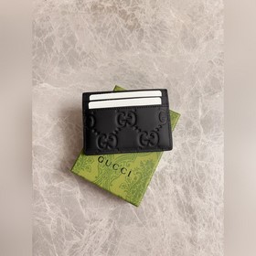 Новая серия блестящих мужских аксессуаров Gucci из черного каучук