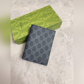 Представляем новую коллекцию Gucci — паспортный чехол с контрастн