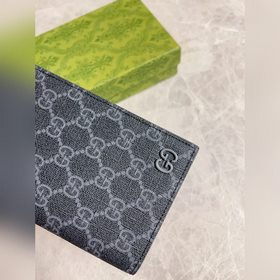 Представляем новую коллекцию Gucci — паспортный чехол с контрастн