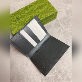 Представляем новую коллекцию Gucci — паспортный чехол с контрастн