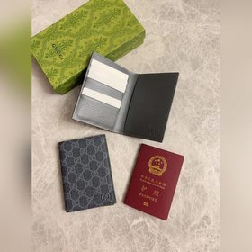 Представляем новую коллекцию Gucci — паспортный чехол с контрастн