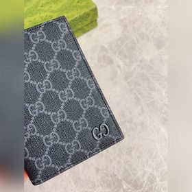 Представляем новую коллекцию Gucci — паспортный чехол с контрастн