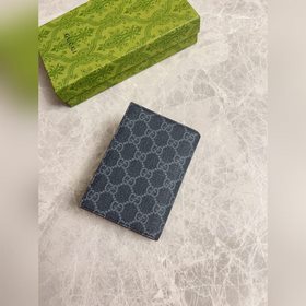 Представляем новую коллекцию Gucci — паспортный чехол с контрастн