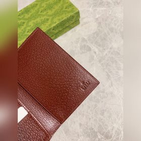 Представляем новую коллекцию Gucci — паспортный чехол с контрастн