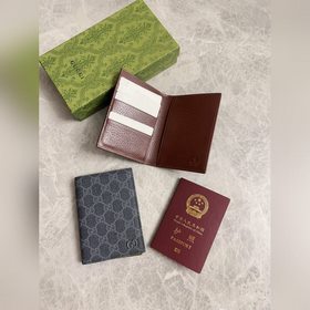Представляем новую коллекцию Gucci — паспортный чехол с контрастн