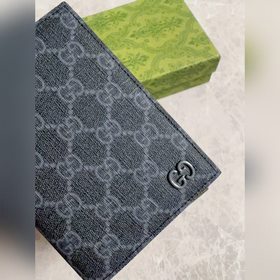 Представляем новую коллекцию Gucci — паспортный чехол с контрастн