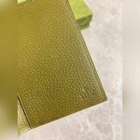 Представляем новую коллекцию Gucci — паспортный чехол с контрастн